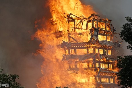Chùa tháp 16 tầng bằng gỗ bốc cháy phừng phừng ở Trung Quốc