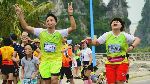 Hàng nghìn người chạy marathon trên bờ vịnh Hạ Long