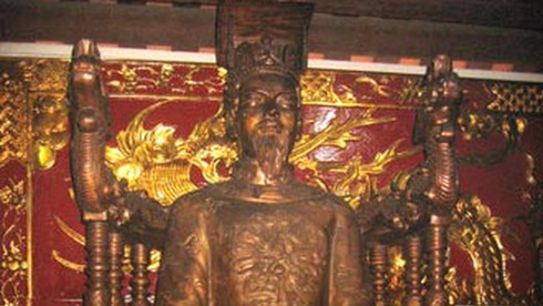 Theo Đại Việt sử ký toàn thư, vua nhà Lý nào dưới đây không lên ngôi năm 3 tuổi?