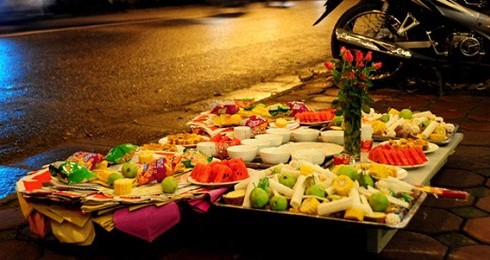 Vị trí đặt mâm cúng cô hồn?