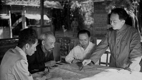 Bộ Chính trị đã thông qua phương án mở chiến dịch Điện Biên Phủ vào thời gian nào?