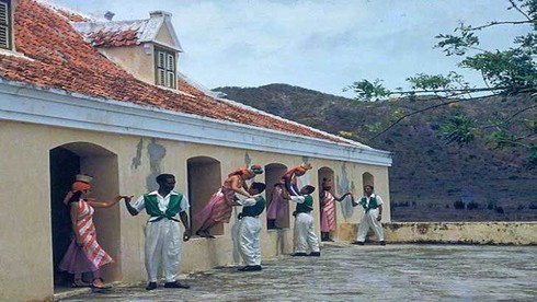 Dân số Curacao hiện là bao nhiêu?