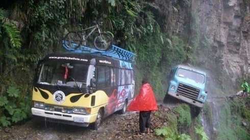 Cung đường nguy hiểm nhất thế giới ở Bolivia do ai xây dựng?
