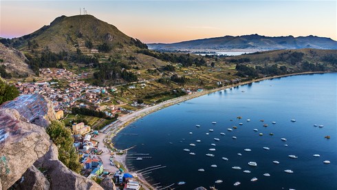 Hồ nổi tiếng Titicaca có độ cao bao nhiêu?