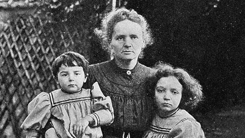Con gái nào của bà được trao một giải Nobel hóa học trong năm 1935?
