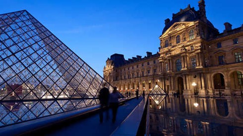 Paris được mệnh danh “kinh đô ánh sáng” vì có bao nhiêu đèn trên đường phố?