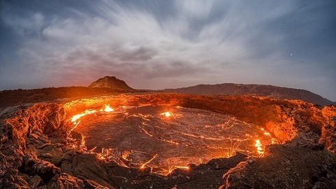 Hồ dung nham nằm bên trong núi lửa Erta Ale ở Ethiopia là hồ dung nham hoạt động lâu đời nhất trên thế giới. Biệt danh của nó là gì?