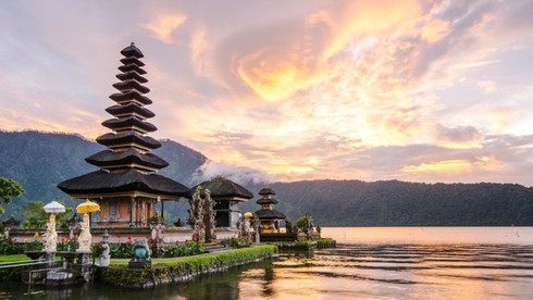 Indonesia được mệnh danh là?