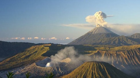 Tại Indonesia, có bao nhiêu núi lửa đang hoạt động?