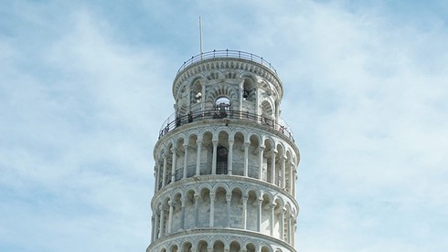 Tháp Pisa (Italy) nổi tiếng thế giới nhờ đặc điểm nổi bật gì?