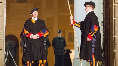 Lực lượng quân đội chịu trách nhiệm bảo vệ an toàn Vatican là của nước nào?