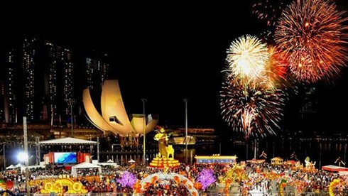 Nếu như Việt Nam trưng mâm ngũ quả thì người Singapore bày loại hoa quả gì trên bàn thờ tổ tiên?