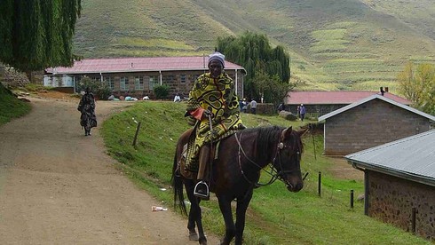 Quốc kỳ hiện tại của Lesotho có hình gì ở chính giữa?