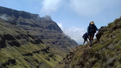 Lesotho nằm trọn trong quốc gia nào?