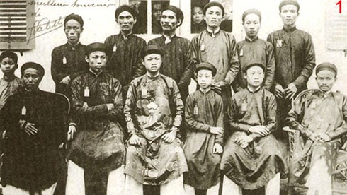 Ai là người duy nhất không làm vua nhưng có nhiều con trai làm vua nhất?