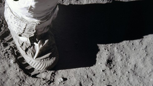 Chi phí cho dự án thám hiểm không gian Apollo (Project Apollo Space Program) ước tính bao nhiêu tỷ USD?