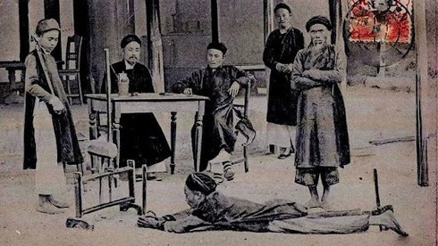 Sau lần bị vua cha quở trách, Trần Anh Tông đối đãi với các quan ham uống rượu, mê đánh bạc như thế nào?