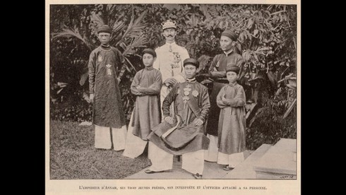Người Pháp đã lấy cớ gì để tước bỏ quyền phê chuẩn của vua Thành Thái, giao lại quyền điều hành triều đình cho Hội đồng Thượng thư?