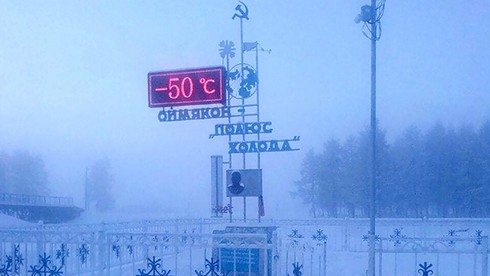 Oymyakon từng ghi nhận nền nhiệt ngoài trời hạ xuống mức kỉ lục là bao nhiêu độ?