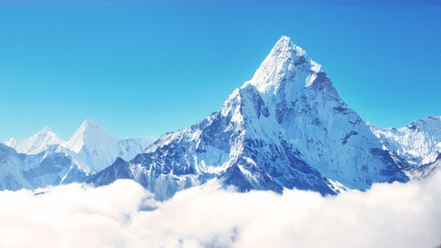 Đường lên đỉnh Everest nằm giữa hai khu vực nào?