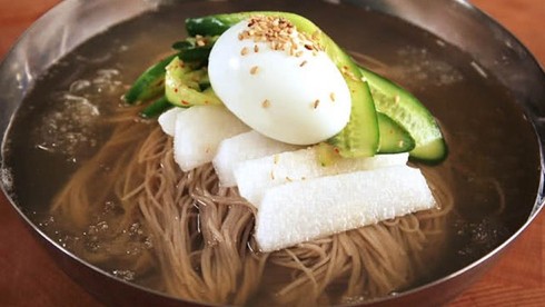 Món mì lạnh nổi tiếng của Triều Tiên tên là gì?