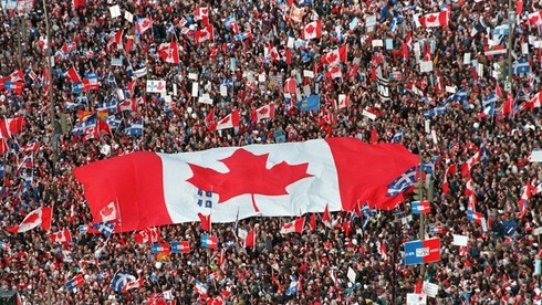 Hình chiếc lá trên quốc kỳ Canada là lá gì?