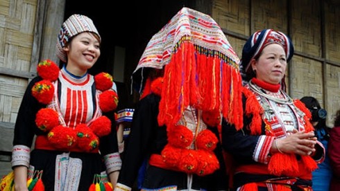 Trong đám cưới, cô dâu người Dao trước khi vào nhà chồng phải bước qua một sải dây chăng ngoài cửa với ý nghĩa gì?