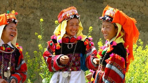 Dân tộc nào sau đây có tục nhảy vào lửa đầu năm mới?