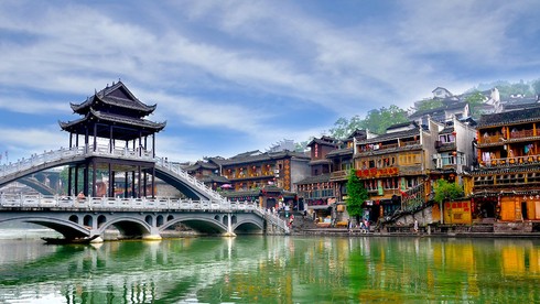 Phượng Hoàng cổ trấn gắn liền với con sông nào?