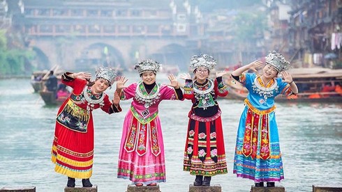 Thị trấn cổ này là nơi sinh sống của người dân tộc nào?