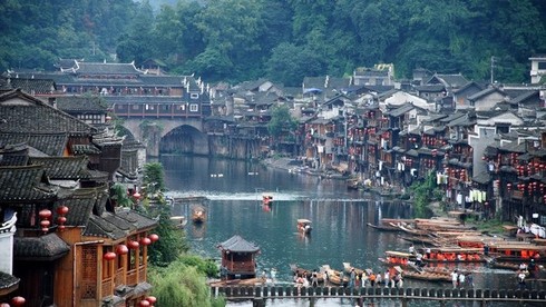 Phượng Hoàng cổ trấn được UNESCO công nhận là di sản văn hóa thế giới vào năm nào?