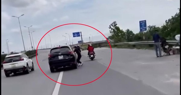 thumbnail - Người phụ nữ liều mình đu cửa ô tô đang chạy là vợ của tài xế?