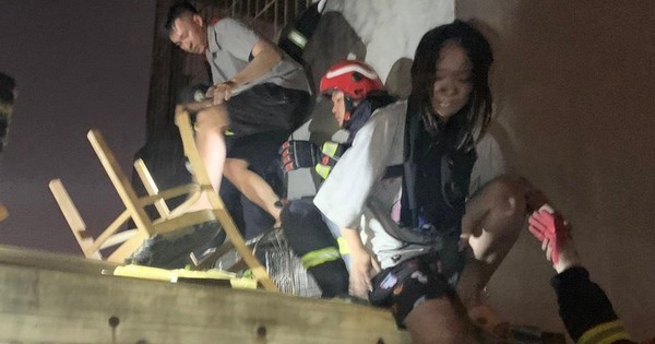 thumbnail - Phá cửa sân thượng, cứu 11 người mắc kẹt trong ngôi nhà cháy