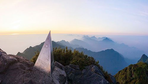 Ngọn núi cao nhất Việt Nam bao nhiêu tuổi?