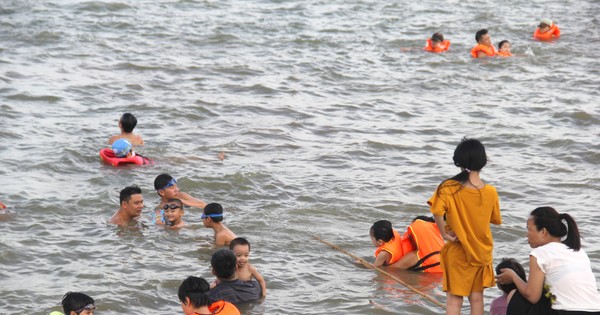 Nắng nóng như nung, người dân TP Vinh đổ xô ra sông Lam giải nhiệt