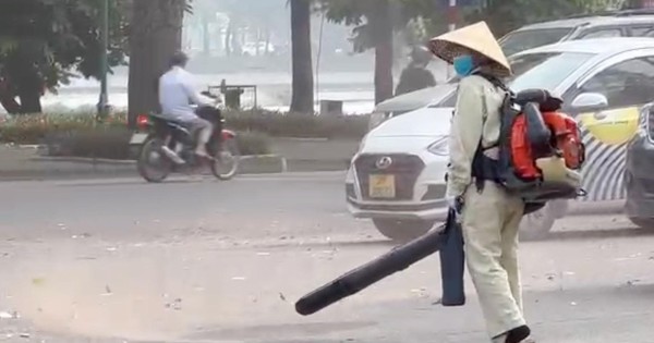 Chuyện lạ ở Hà Nội: Nhân viên vệ sinh 'thổi' bụi, rác mù trời