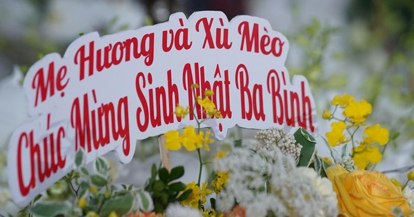 Xót xa vòng hoa mừng sinh nhật bên linh cữu Phó Chủ tịch Thường trực Lê Hoà Bình