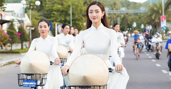 Lương Thùy Linh diện áo dài trắng nền nã, cùng dàn thí sinh Miss World Vietnam đạp xe ven biển