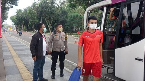 Sợ CĐV Indonesia làm loạn, cảnh sát phải hộ tống U19 Việt Nam đến buổi tập