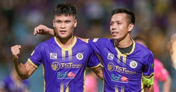 thumbnail - Văn Quyết tỏa sáng, Hà Nội FC lên đỉnh bảng
