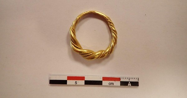 thumbnail - Bất ngờ tìm thấy nhẫn vàng 1.000 năm tuổi trong mớ trang sức rẻ tiền rao bán trên mạng