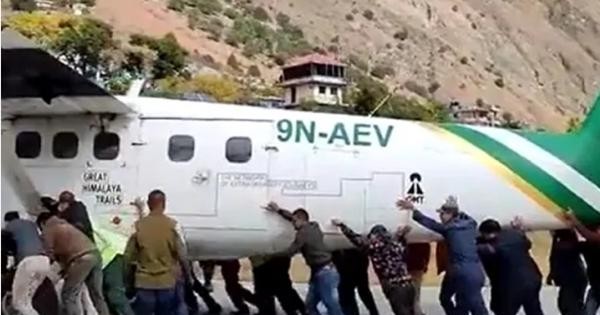 Máy bay bị nổ lốp ở Nepal, hành khách và nhân viên sân bay phải cùng nhau ra đẩy