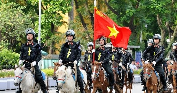 ASEAN警察音楽祭の夜の騎兵隊移動警察パレード