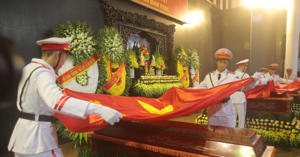 thumbnail - Xúc động nghi lễ phủ Quốc kỳ lên linh cữu 3 liệt sĩ cảnh sát PCCC
