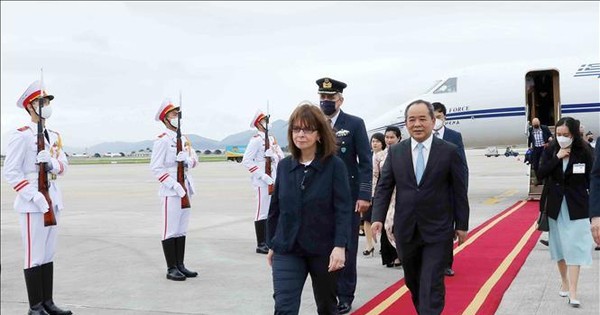 thumbnail - Tổng thống Hy Lạp tới Hà Nội, bắt đầu thăm chính thức Việt Nam