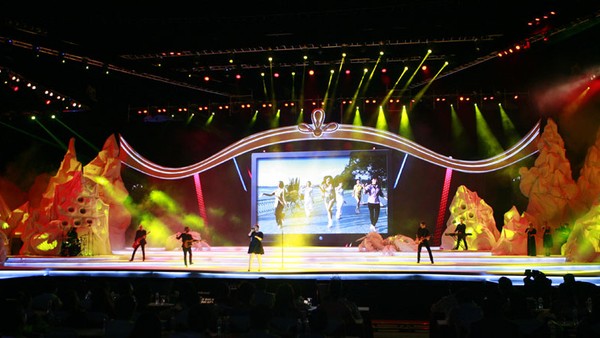 Kelly Clarkson thể hiện ca khúc A Moment Like This