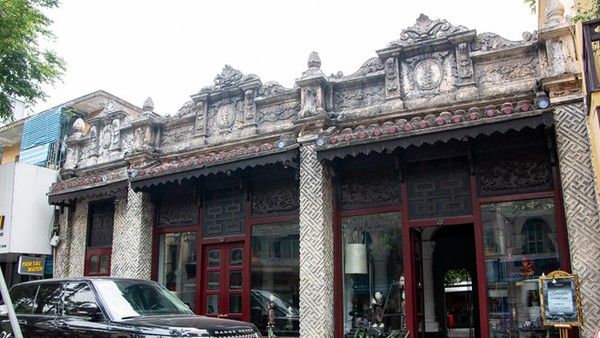 Cửa hàng Khaisilk tháo biển hiệu, lặng lẽ tu sửa bên trong