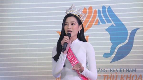 Hoa hậu Đỗ Thị Hà tâm sự xúc động với các tân thủ khoa