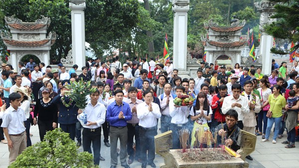 Gương mặt trẻ Việt Nam tiêu biểu báo công Vua Hùng