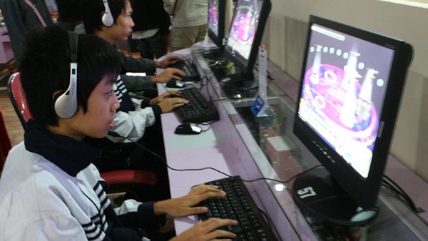 Vô cảm, tôn sùng thói xa hoa
